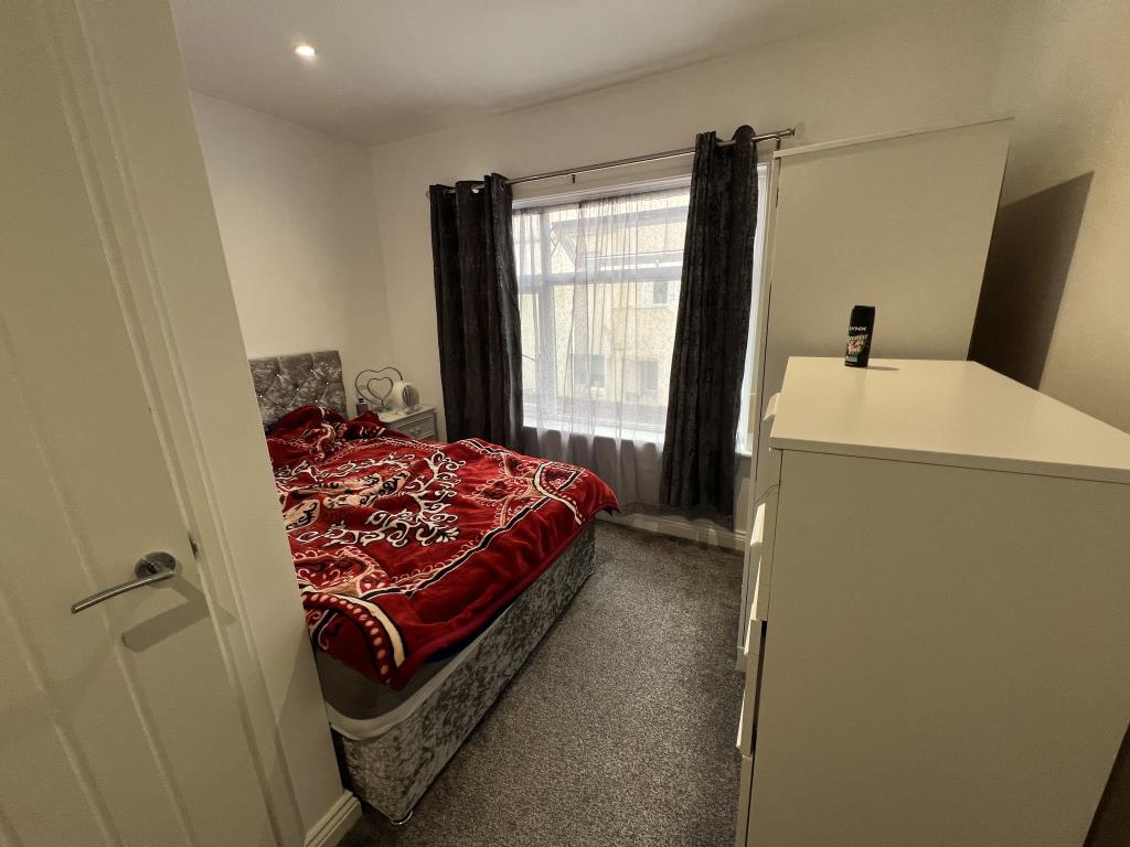 Lot: 143 - FREEHOLD RESIDENTIAL INVESTMENT COMPRISING FOUR APARTMENTS - Flat 2-Bedroom